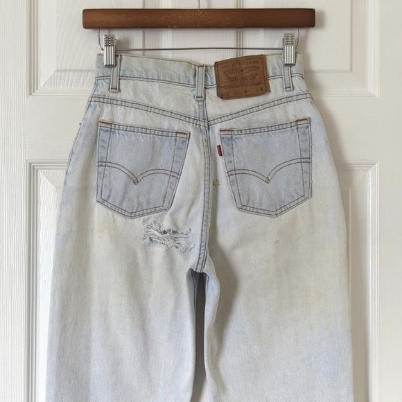 Levi's 90's Vintage 512 Light Wash High Waisted Slim Fit Tapered Leg Mom Jeans 5 - Picture 5 of 16
